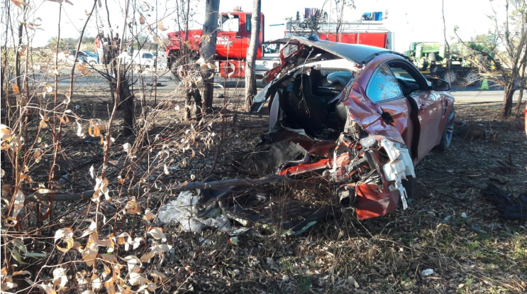 Car crashes into tree leaving two dead in Vereeniging
